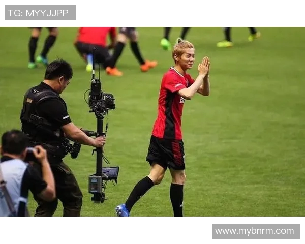 乔治与足球明星亲密合照展现友谊与激情的瞬间分享